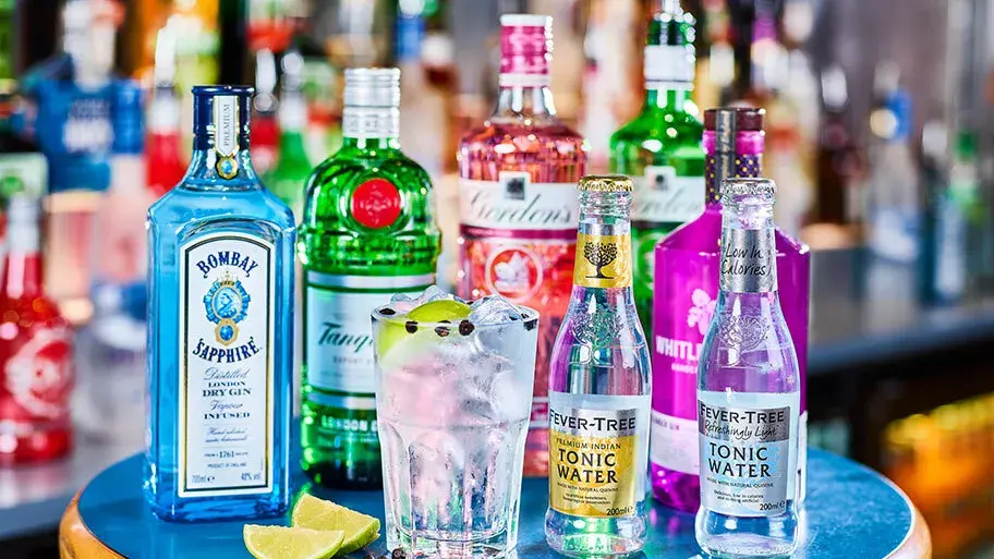 Gin and tonic drinks on the bar