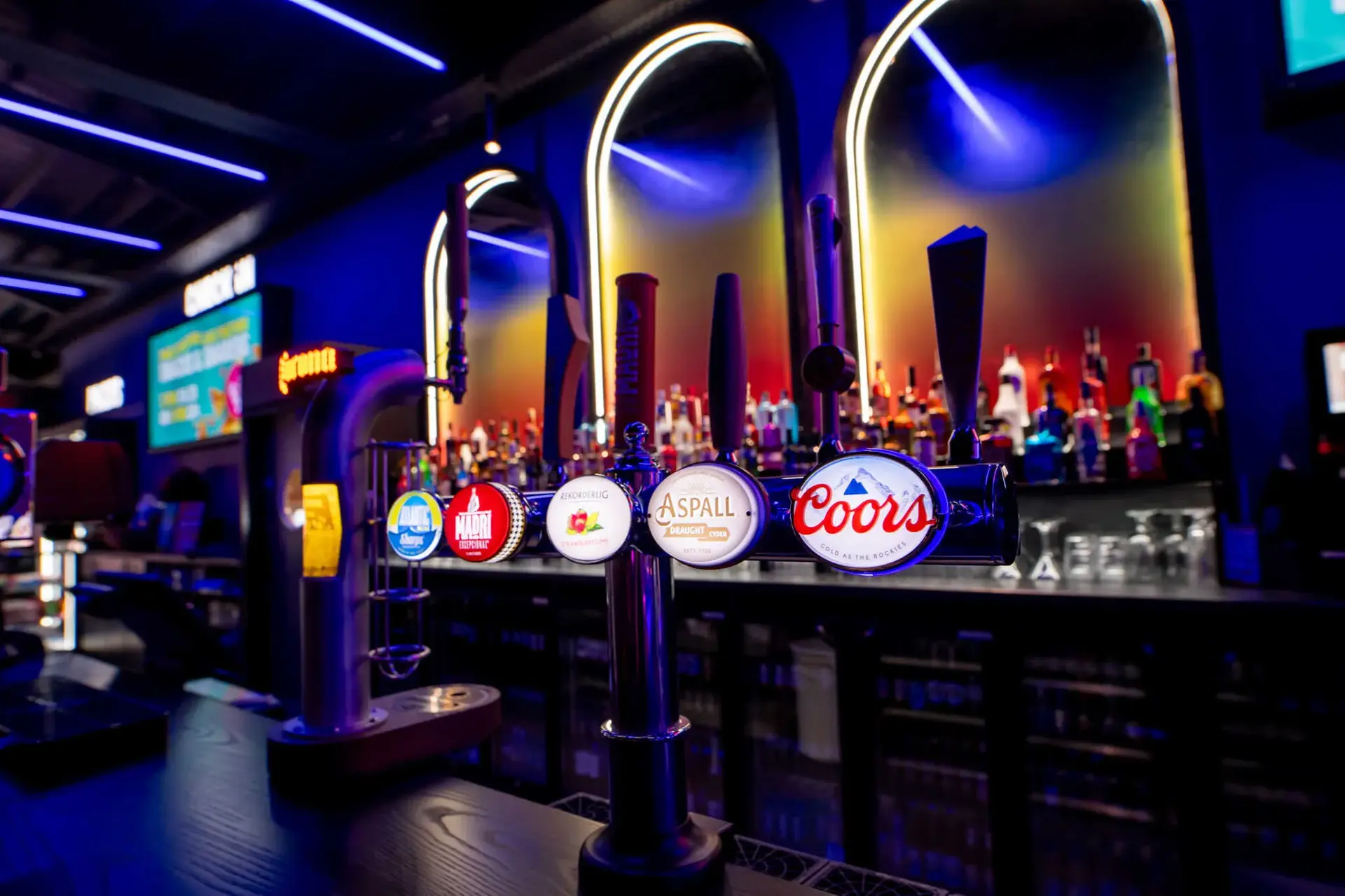 HOLLYWOOD BAR