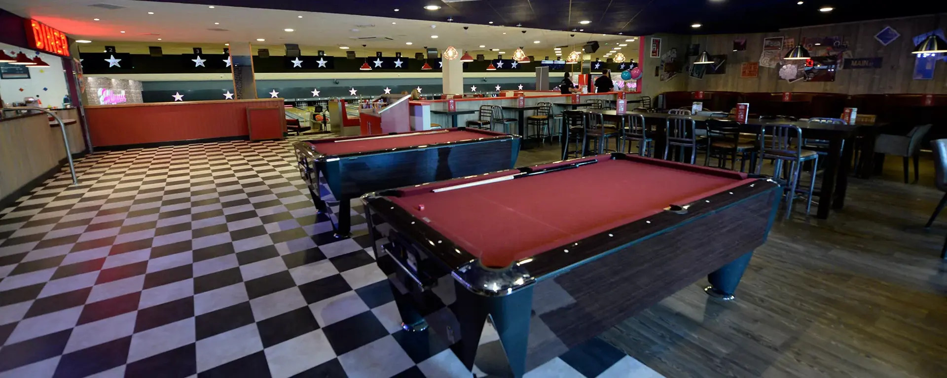 Pool tables and seating area at hollywood bowl basingstoke centre